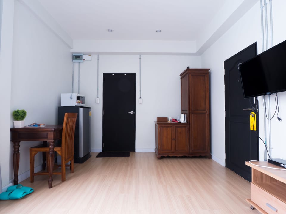 Studio Apartment | Private kitchenette | Fridge, microwave, electric kettle