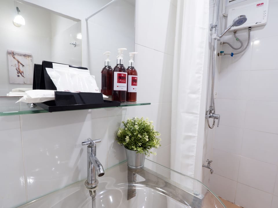 Studio Apartment | Bathroom | Shower, free toiletries, hair dryer, bathrobes