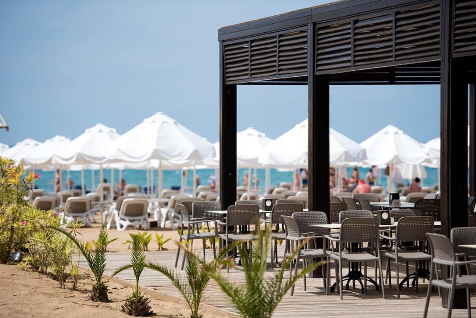 3 restaurants; breakfast, lunch, and dinner served