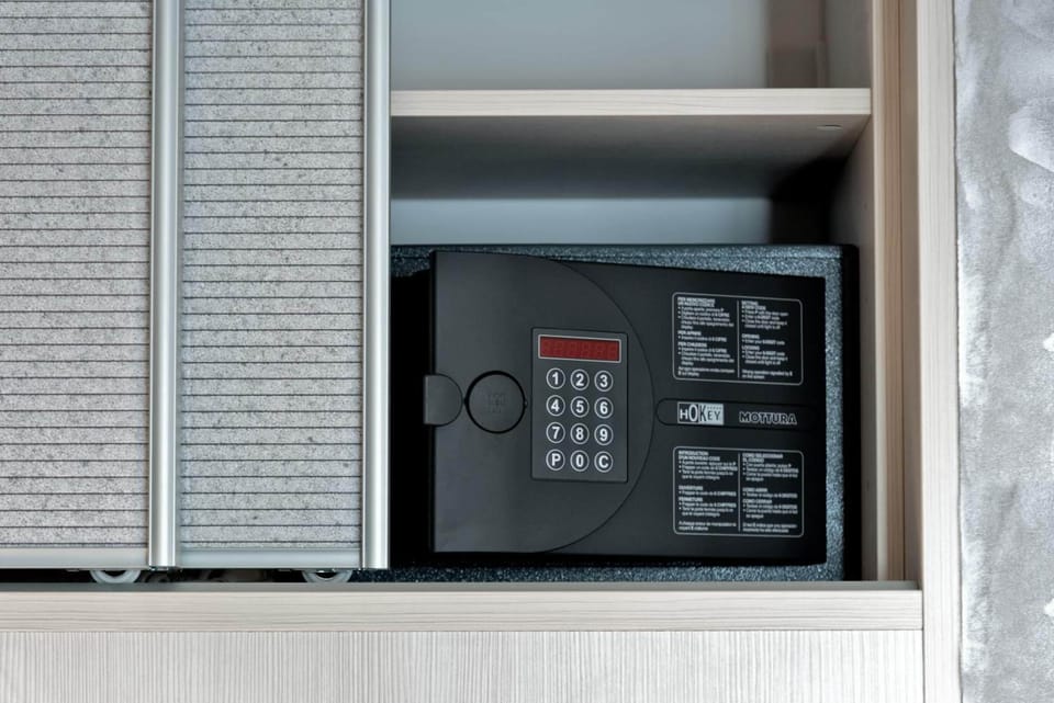 Premium bedding, in-room safe, laptop workspace, blackout drapes