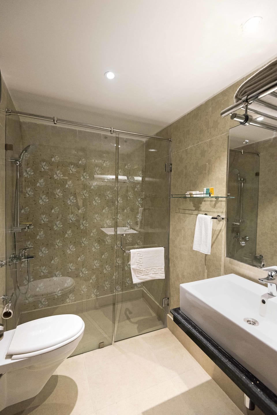 Executive Room | Bathroom | Shower, free toiletries, towels