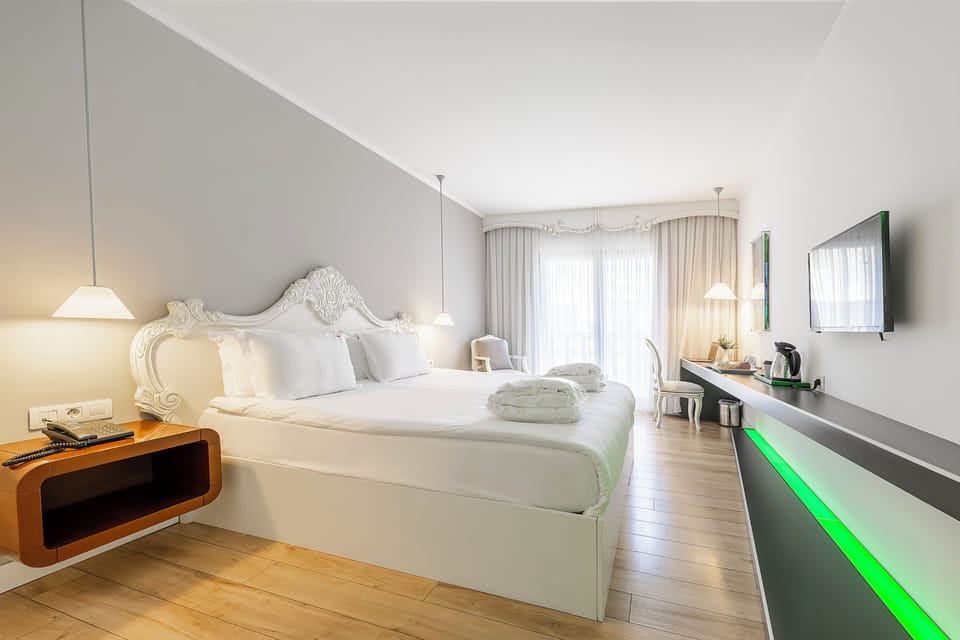 Standard Room | Minibar, in-room safe, desk, soundproofing
