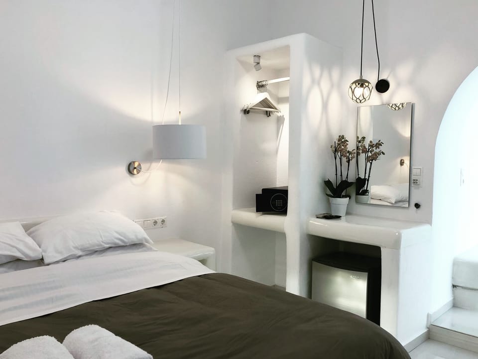 Deluxe Room, Non Smoking, City View | Egyptian cotton sheets, premium bedding, pillowtop beds, in-room safe