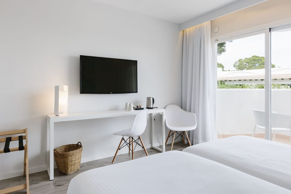 Double Room Single Use, Balcony, Pool View | Premium bedding, memory foam beds, minibar, in-room safe