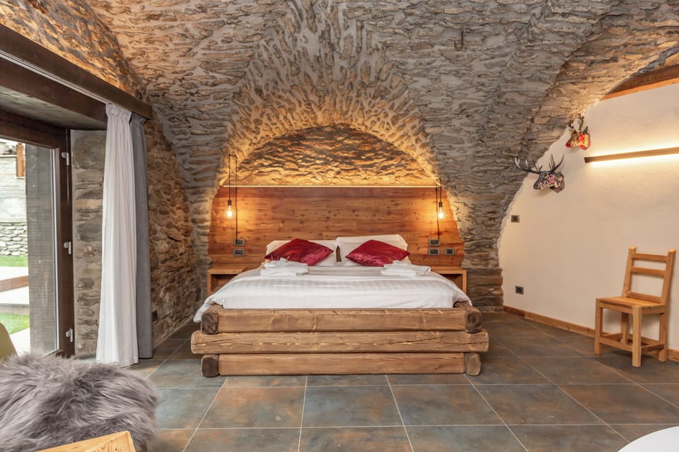 Deluxe Suite, Hot Tub | In-room safe, soundproofing, free WiFi, bed sheets