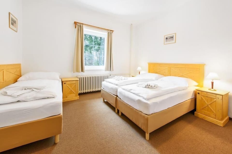 Triple Room | Blackout drapes, cribs/infant beds, bed sheets