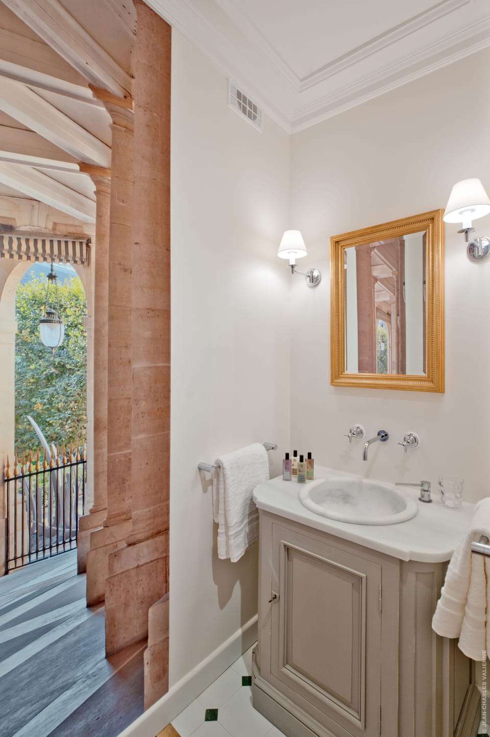 Executive Triple Room | Bathroom | Shower, rainfall showerhead, free toiletries, hair dryer