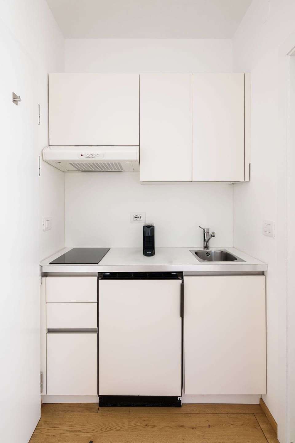 Studio, Balcony | Private kitchen | Microwave, stovetop, highchair, cookware/dishes/utensils