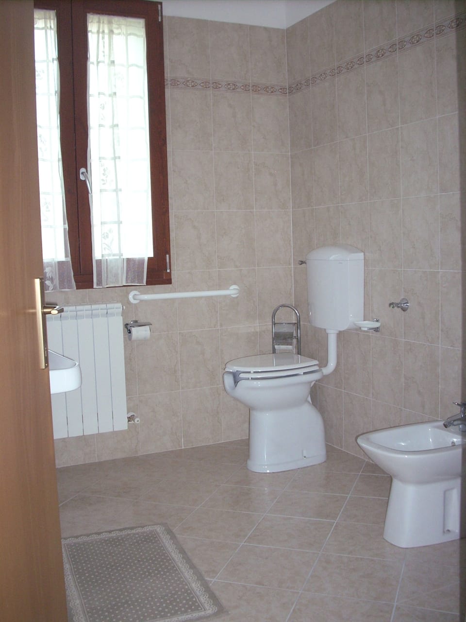 Standard Room | Bathroom | Shower, hair dryer, bidet, towels