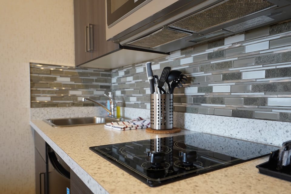 Coffee/tea maker, microwave