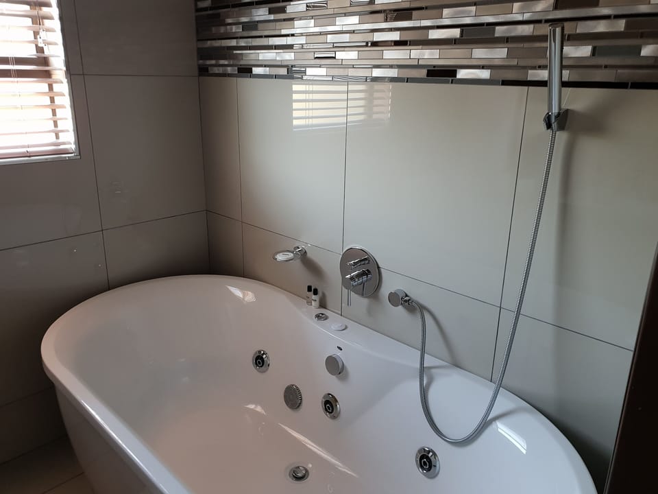 Executive Room, 1 Bedroom | Bathroom | Rainfall showerhead, free toiletries, hair dryer, bathrobes