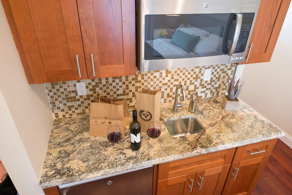 Room, Kitchenette (Downstairs, No Pets) | Private kitchen | Coffee/tea maker, microwave, cookware/dishes/utensils, paper towels