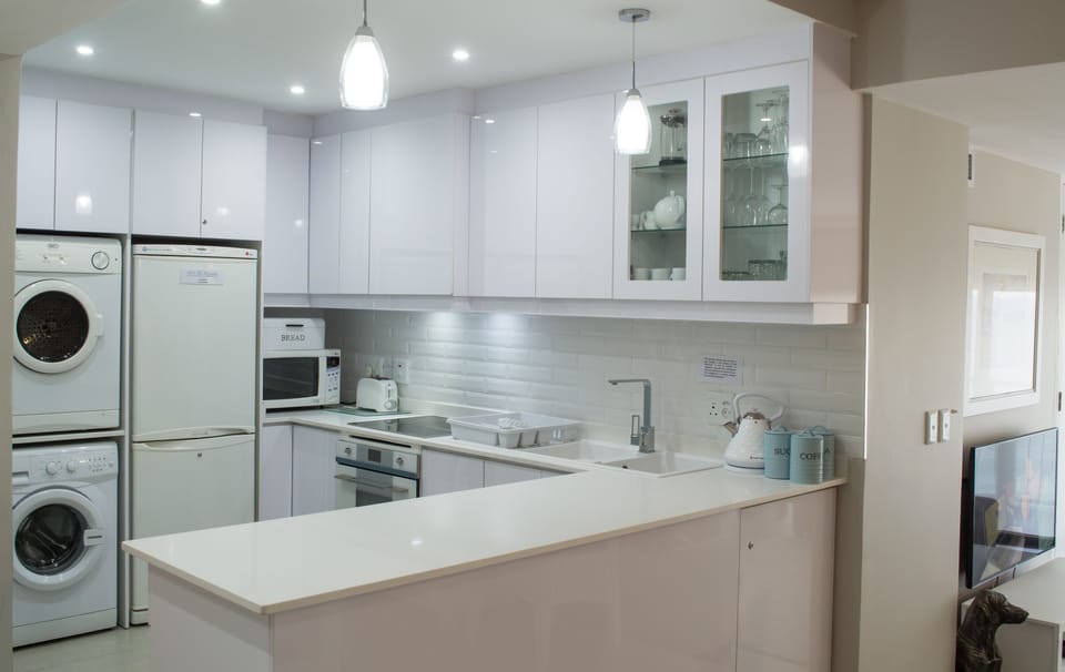 Family Apartment, 3 Bedrooms | Private kitchen | Full-size fridge, microwave, oven, stovetop