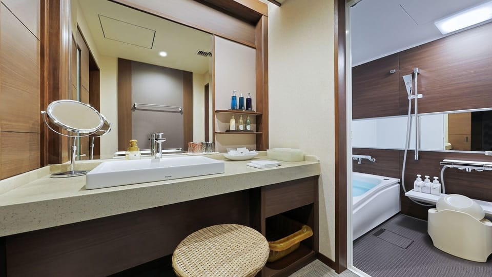 Deluxe Twin Room | Bathroom | Combined shower/tub, deep soaking tub, free toiletries, hair dryer