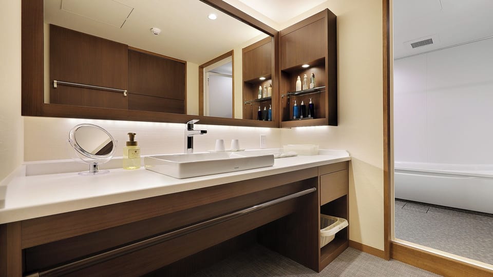 Luxury Suite | Bathroom | Combined shower/tub, deep soaking tub, free toiletries, hair dryer
