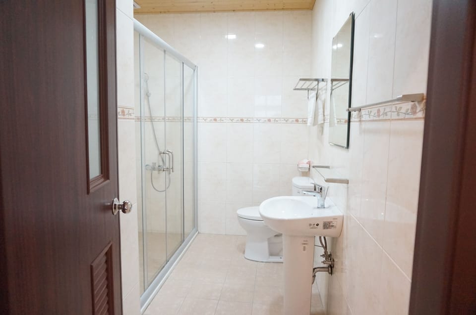 Family Room | Bathroom | Shower, free toiletries, hair dryer, slippers