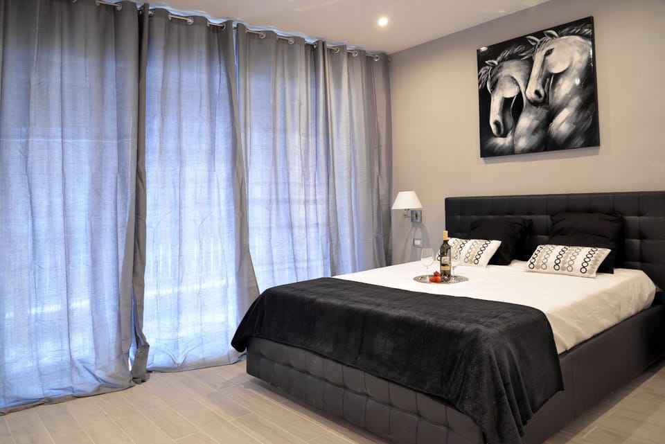 Suite, Hot Tub | Premium bedding, minibar, in-room safe, desk