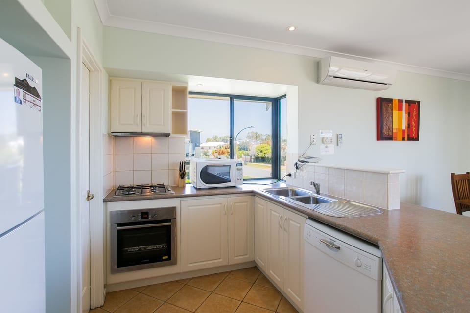 Full-size fridge, microwave, oven, stovetop