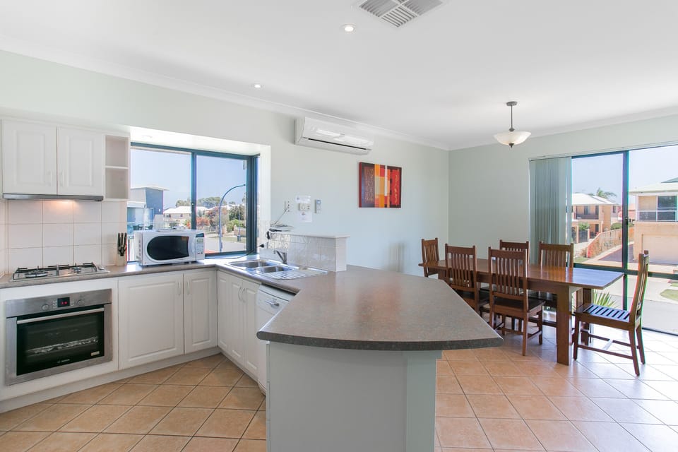 Full-size fridge, microwave, oven, stovetop