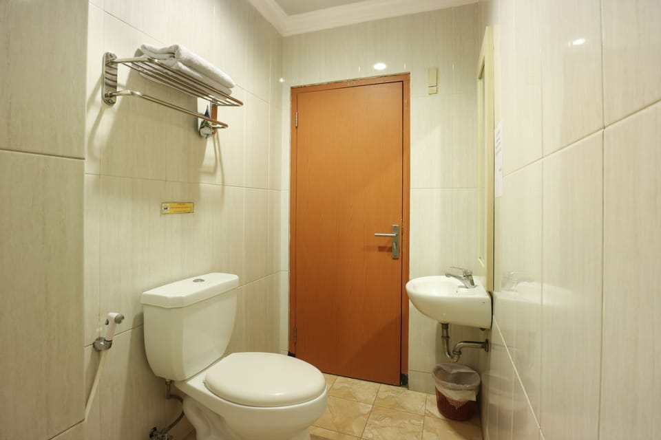 Standard Twin Room | Bathroom | Shower, free toiletries, hair dryer, towels