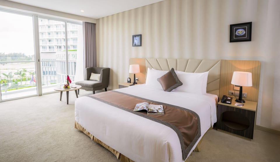 Deluxe Double Room, 1 King Bed, Non Smoking, Sea View | Minibar, in-room safe, desk, free WiFi