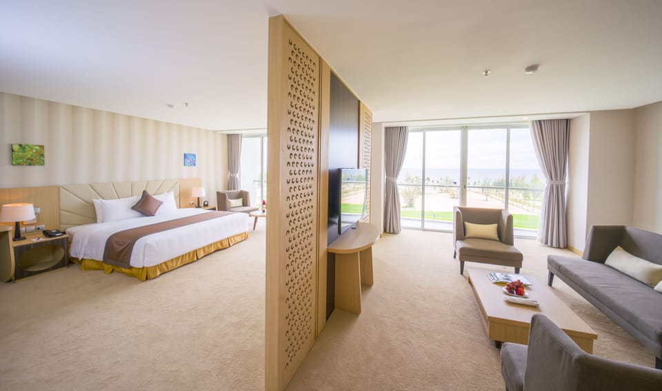 Executive Room, Non Smoking, Sea View | Minibar, in-room safe, desk, free WiFi