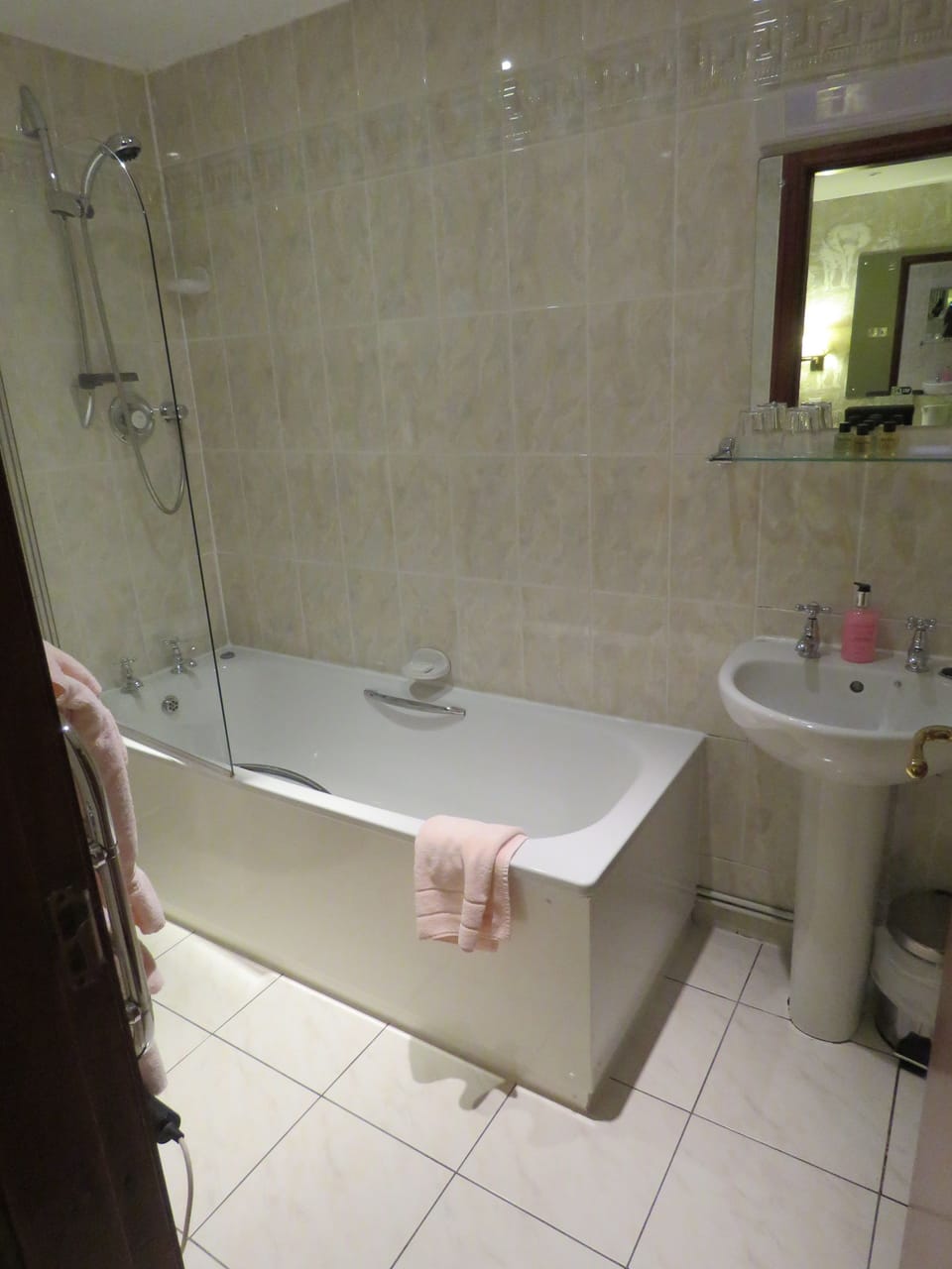 Double Room | Bathroom | Combined shower/tub, free toiletries, towels