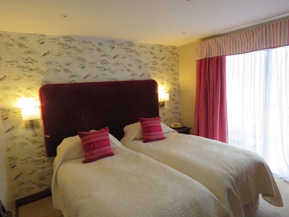Twin Room, Balcony, Sea View | Desk, iron/ironing board, free WiFi, bed sheets