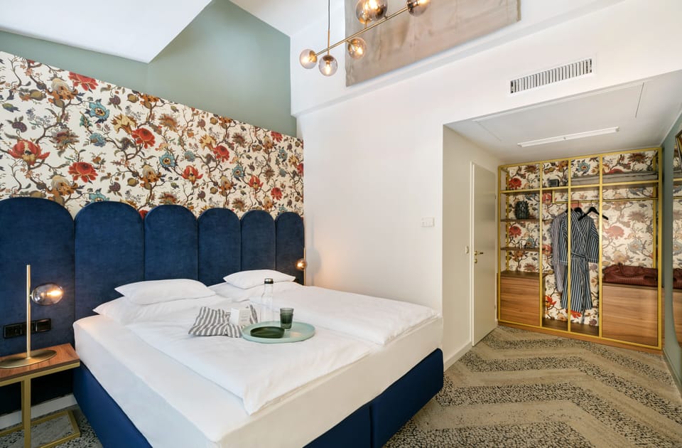 Junior Suite, 1 King Bed with Sofa bed, Non Smoking | Hypo-allergenic bedding, in-room safe, soundproofing, free WiFi