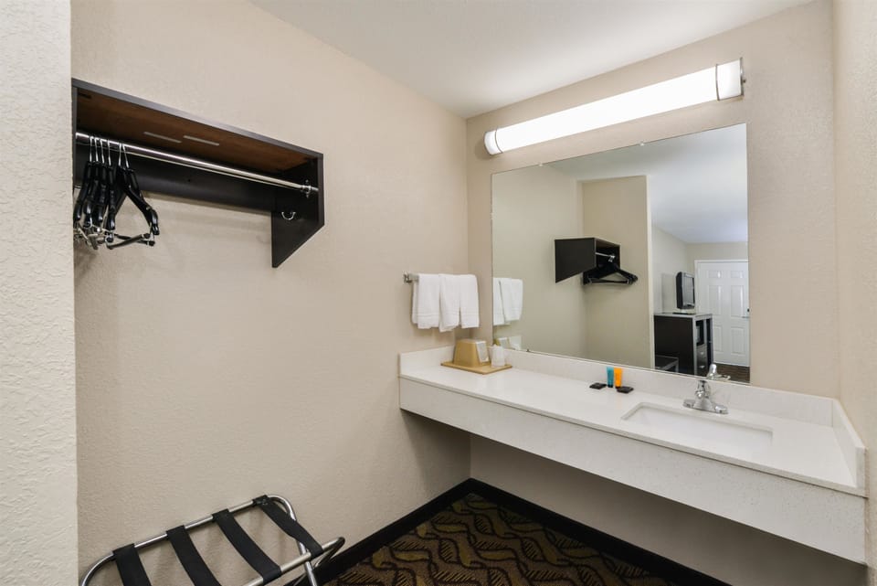 Combined shower/tub, free toiletries, hair dryer