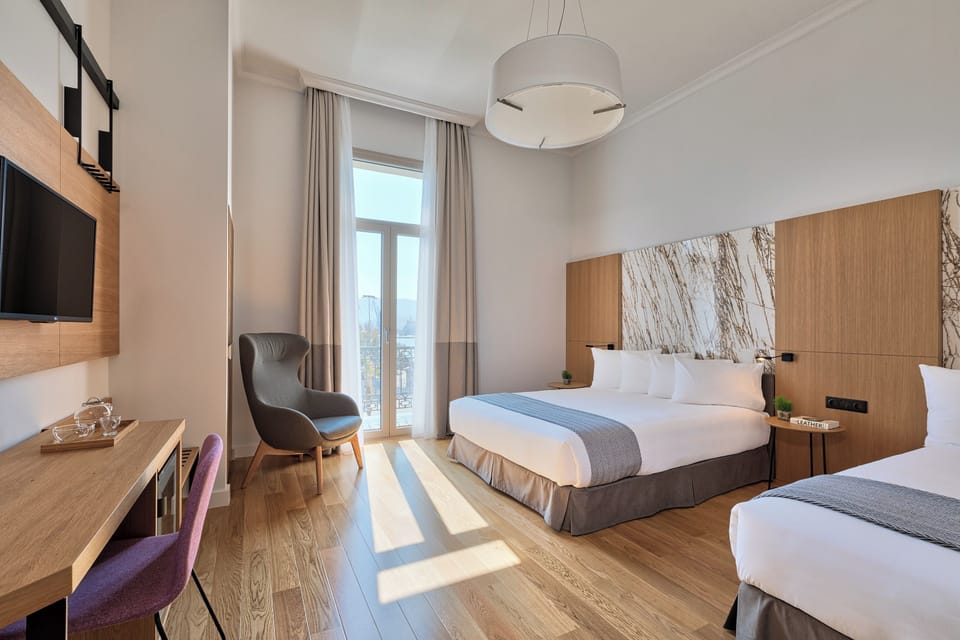 Premium bedding, in-room safe, blackout drapes, soundproofing