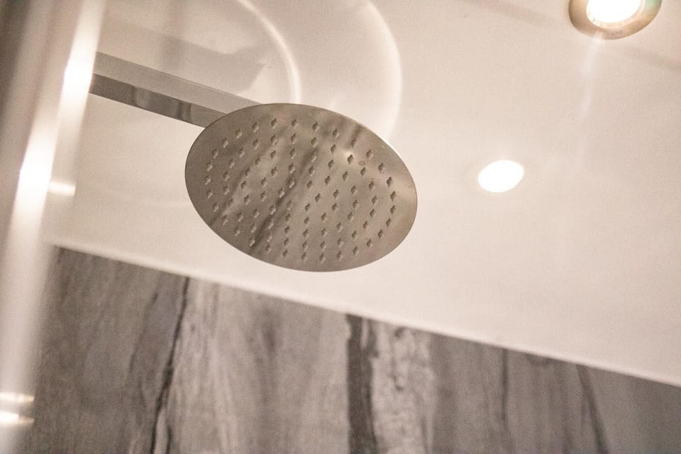 Deluxe Apartment | Bathroom | Combined shower/tub, free toiletries, hair dryer, bathrobes