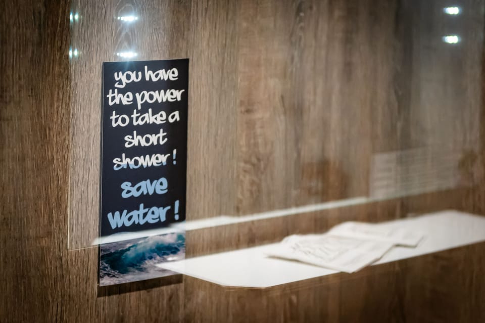 Combined shower/tub, free toiletries, hair dryer, towels