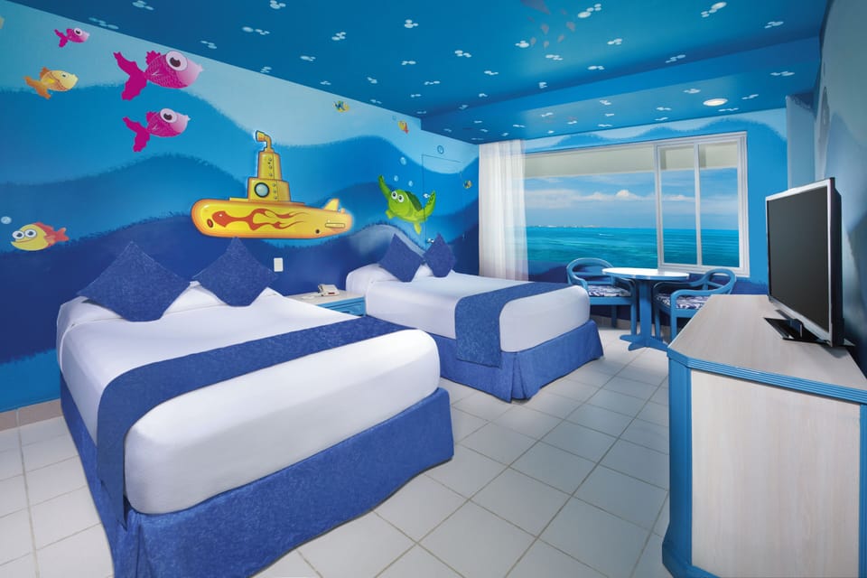 Family Suite | Minibar, in-room safe, blackout drapes, soundproofing