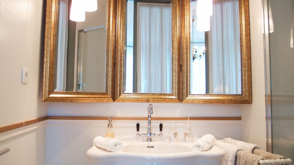 Junior Suite (Saint Domingue) | Bathroom sink