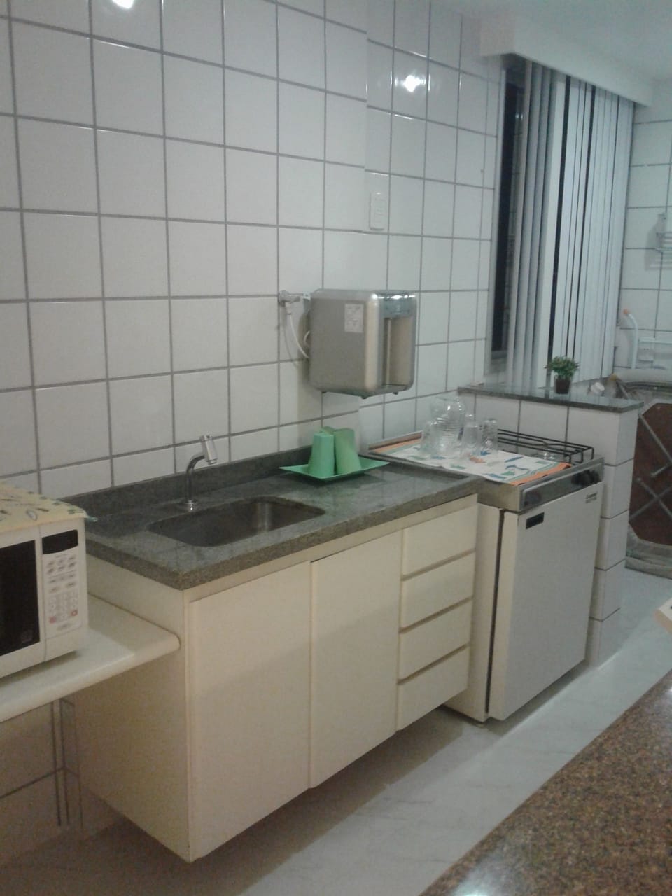 Fridge, oven, coffee/tea maker, blender