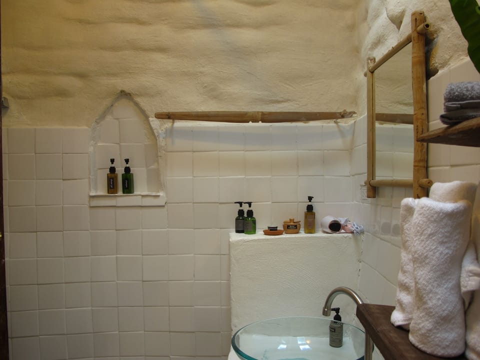 Standard Twin Bedroom | Minibar, free WiFi