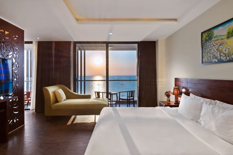 Amarin Suite | Minibar, in-room safe, desk, soundproofing