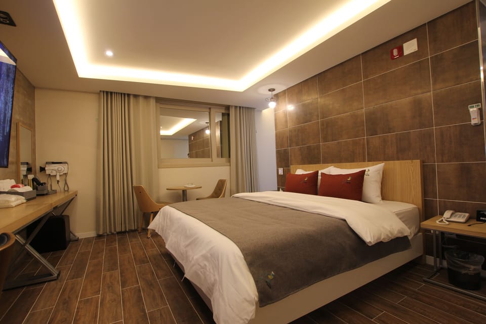 Suite | Premium bedding, free WiFi, bed sheets