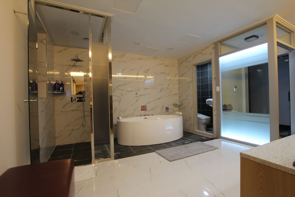 Suite | Jetted tub