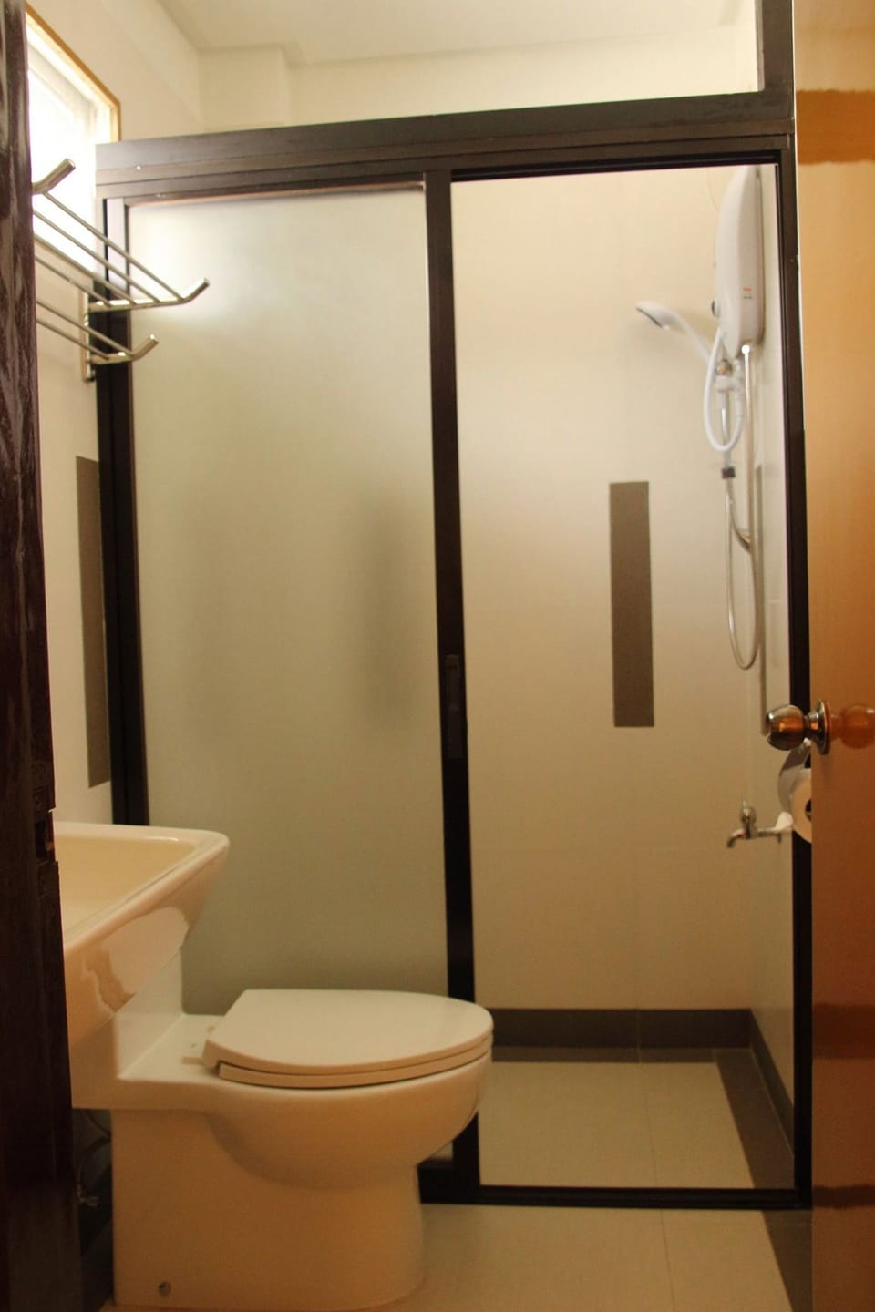 Family Single Room (Amelia) | Bathroom | Shower, free toiletries, hair dryer, bidet