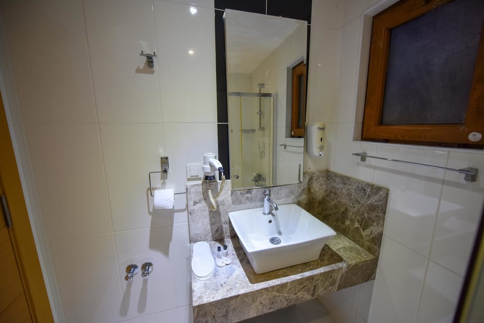 Family Suite | Bathroom | Shower, free toiletries, hair dryer, towels