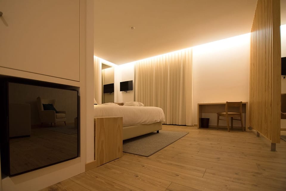Family Suite, 1 Bedroom, Non Smoking, Air conditioning | Minibar, in-room safe, desk, blackout drapes