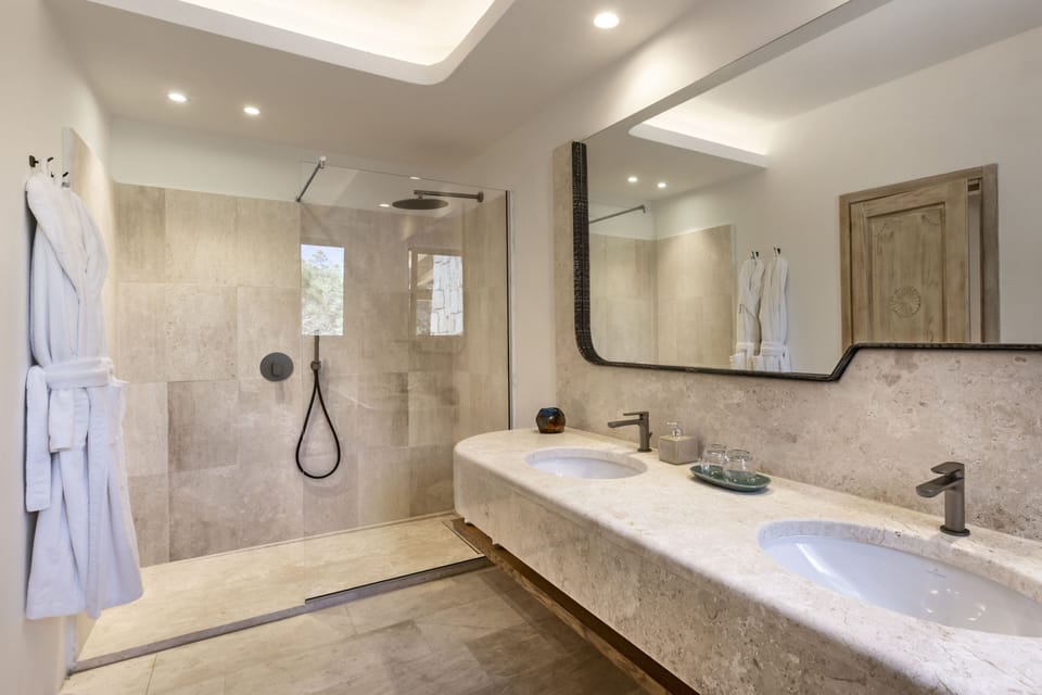 Junior Suite with Terrace | Bathroom | Designer toiletries, hair dryer, bathrobes, slippers