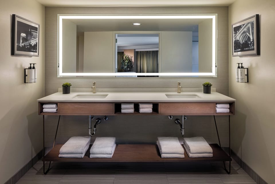 Combined shower/tub, designer toiletries, hair dryer, towels