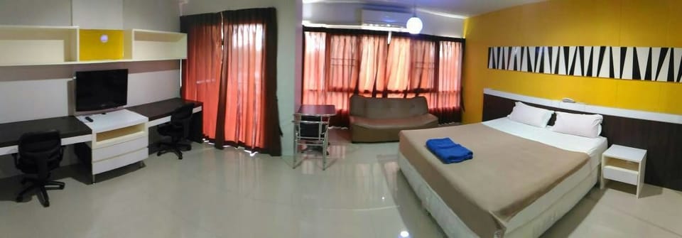 Deluxe Boutique | Desk, free WiFi