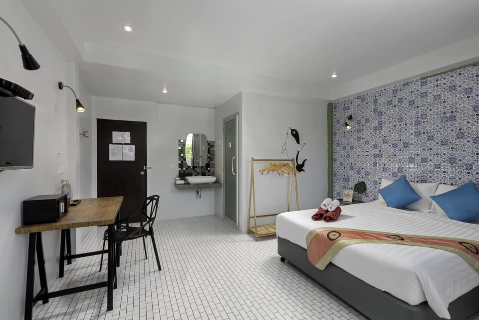 Double Room | Hypo-allergenic bedding, blackout drapes, free WiFi, bed sheets
