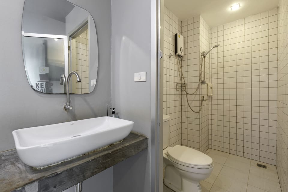 Shower, bidet, towels
