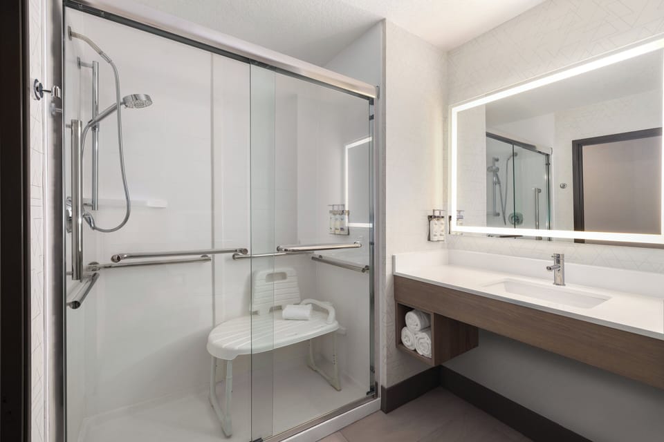Standard Room, 1 King Bed, Accessible (Comm, Mobility, Tub) | Bathroom | Hair dryer, towels