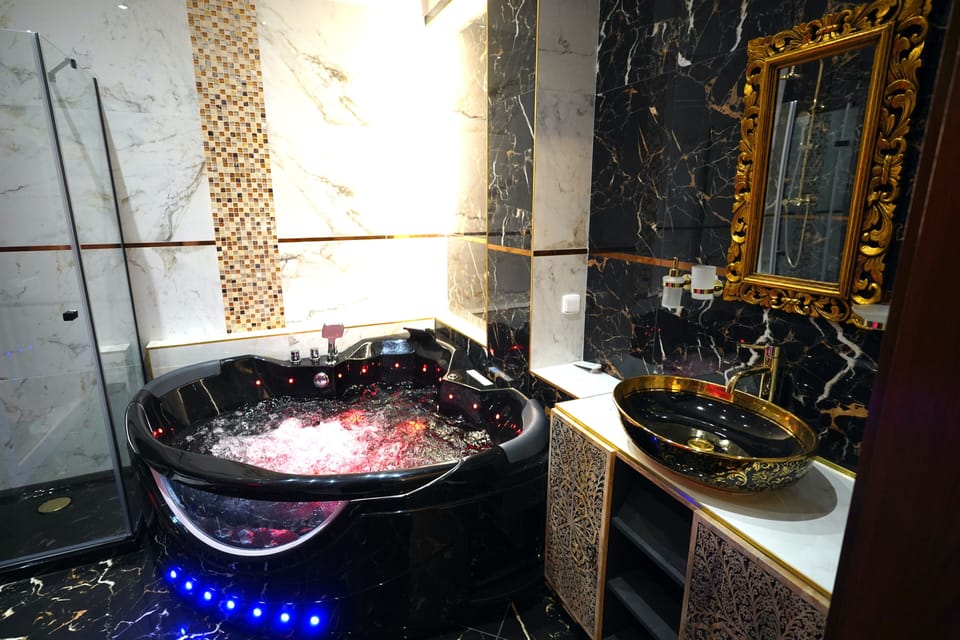 Exclusive Double Room, 1 Bedroom, Hot Tub | Bathroom | Free toiletries, hair dryer, towels, toilet paper